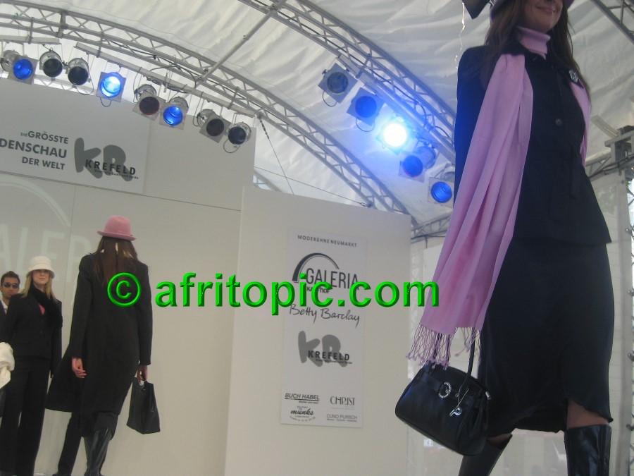 ../Images/Krefeld-Strssenmodenschau-2005 314.jpg